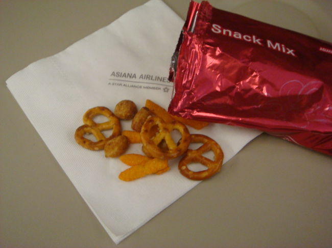 次は、仁川国際空港１６：００発チャンギ国際空港行き　OZ７５１便<br />座席２−４−２<br />個人ＴＶモニターあり<br /><br />