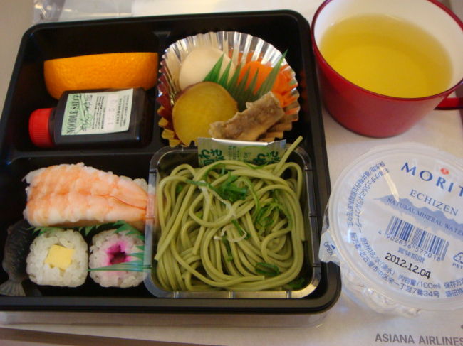 関空１２：５０発仁川国際空港行きOZ111便<br />座席３−４−３<br />個人ＴＶモニターあり