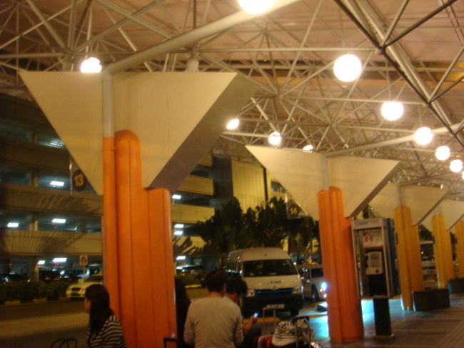 マリーナベイサンズ宿泊者には、ホテル行きの無料バスが出ているので、バスに乗ってホテルに向かいました<br />２２時までは３０分おきに、２２時以降は１時間おきにバスが出てるそうです<br />※間違ってたらごめんなさい。