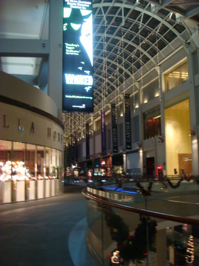 そのまま寝るのはもったいないので、サンズのショッピングセンターへ<br />しかし、１１時までだったらしく・・・お店は閉まってました。。<br />何店舗かのフードコーナーのお店は、遅くまで開いてるみたいです。<br />ここのフードコーナーはカード払いが出来ず、現金払いのみだそうです。