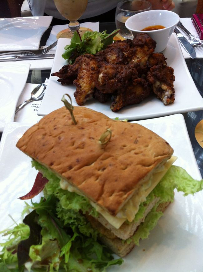 チキンがとってもスパイシー<br />パンはとっても美味しかった<br />お店はＴＣＣだったかな？！