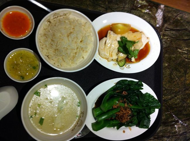 絶対この旅で、食べたかったチキンライス！！！<br />本当はチャーター・ボックスのチキンライスが食べたかったけど。。<br />ここのチキンライス、美味しかった♪<br /><br />