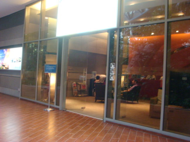 ここは待合室<br />予約をしている人は、ここからエレベーターで３階へ<br />並ぶ必要がないんです。<br />食事以外にシャンパンコースみたいなのもあります