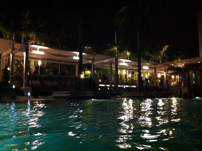 歩いてホテルに戻って、いよいよプールへ<br />せっかくこのホテルに来てるのに入らないなんてもったいないもんね！！<br />
