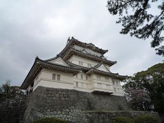 北条氏の滅亡後、その領土は関東に移封となった徳川家康公が治めることになりました。 

家康公は江戸城を居城とし、重要な地に位置する小田原城には大久保忠世を置きました。 

その後、大久保忠隣が大久保長安事件の連座などの理由によって改易され、阿倍正次・稲葉正勝と城主が変わりますが、忠隣の孫の忠朝が城主に復帰し、１０代目忠良の時に明治維新を迎えるのでした。