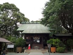 小田原の農家に生まれ、相次ぐ両親の死によって極貧の生活を余儀なくされた幼少時代、伯父の家に寄宿するも、油代がもったいないと夜の読書さえも許されず、自ら荒れ地に菜種をまいて収穫し、それを菜種油と交換して読書したという逸話が残されています。 

青年時代は苦労を重ねて田畑を買い戻すなどして本家を再興し、３６歳にして小田原藩に登用されます。 

家老服部家の財政を立て直し、その手腕を認められて下野国桜町領の復興を命じられ、領民の不平分子を説得しながら目的を達します。 

その後幕府に登用され、家康公の墓所がある日光神領の財政立て直しに取り組み、今市に移ってその地で没するまで職務に専念したのでした。 