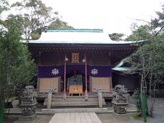 境内には、近代化されたことに感謝する台湾人から贈られた狛犬があります。 

江の島の最も一般的な観光ルートからは外れているため、参拝客の姿は少ないですが、御祭神の業績を知る人だけが敬虔な気持ちで参拝するのなら、それもまたよいのではないでしょうか。 

ここまでアトラクション化の波が及ばないことを祈るばかりです。