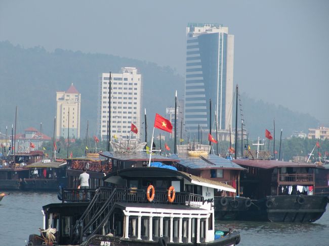 期待のハロン湾クルーズです。<br />たくさんの船が停泊していました。<br />私たちは、ハロン湾を巡りながら昼食をとるコースでした。<br />宿泊をする船もあるそうです。