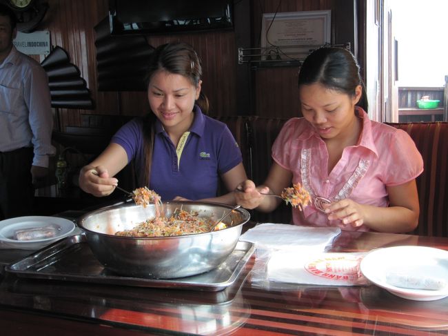 船内でかわいらしい女性が二人で揚げ春巻きを沢山巻いてくれました。