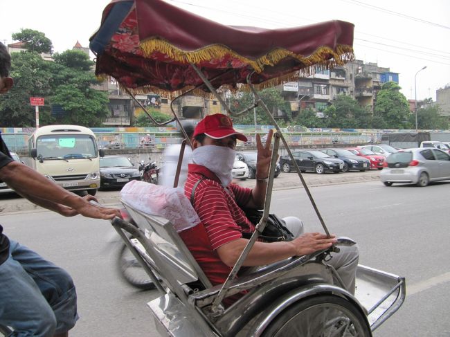 さて、市内での観光です。<br />後ろから自転車をこいでくれるんですが、歩くより遅いスピード・・・<br />しかし、しばらく行くとゆっくり走る意味がわかりました。<br />ゆっくり行かないと危ない！！<br />排気ガスと埃がひどいのでこんな姿です。