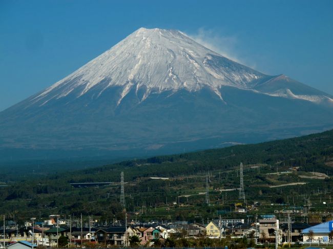霊峰 富士山・冠雪＝気高さひとしお ☆東海道新幹線こだまの車窓