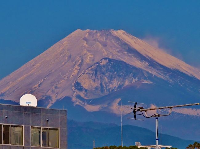 霊峰 富士山・冠雪＝気高さひとしお ☆東海道新幹線こだまの車窓