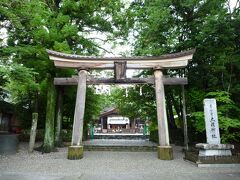 まずは土佐国一之宮の土佐神社に参拝。 

参道には立派な楼門が聳えていました。 

土佐神社は風土記にも記載のある古い神社で、有史以前から祭祀が行われていたとされる磐座が境内に残されています。