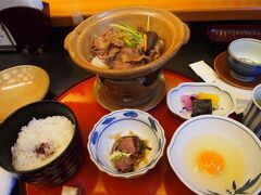 ここでちょっと昼食をということで、松阪市役所の向かいにあるレストラン翠松閣へ。
こちらはあの和田銀の直営店で、和田銀でも使用している松阪牛（部位が違う）を比較的リーズナブルな値段（高くて5,000円くらい）で提供しています。

お昼の会席コースを注文したところ、お肉はやはり美味しかったのですが、（混雑のためか）すべての料理が出てくるまでに１時間半くらいかかってしまいました。
まあ、特段急ぐ旅でもないのでいいか…。