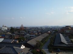二ノ丸跡付近からの松阪市街の眺め。
ちょうど真下には「御城番屋敷」の組長屋群が一直線に並んでいます！