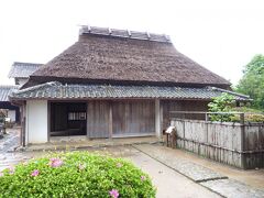 高知市内の観光を終え、安芸市まで足をのばすことにしました。 

安芸氏は三菱財閥の創業者、岩崎弥太郎の故郷です。 

父の弥次郎は郷士の株を売った浪人で、鳥かごを売って生計を立てていました。 

まず訪れたのは岩崎弥太郎生家。 

田んぼばかりののどかな農村の真ん中にあり、現在は所有者の御厚志によって無料で公開されています。