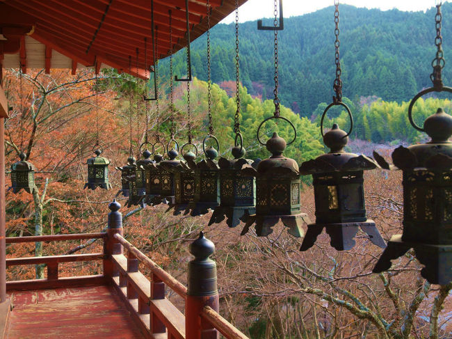 軒先に銅の釣り灯篭