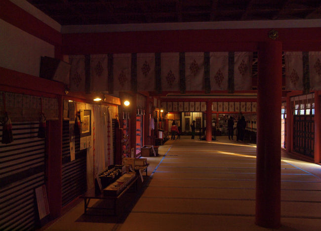 内部　朱色に塗られ　数々の展示物あり