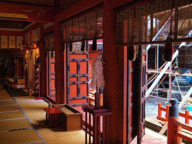 拝殿より　工事中　本殿を