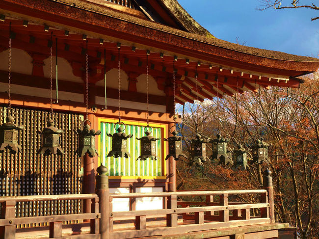 外へ<br /><br />　　日差しが拝殿の美しさを見せてくれる