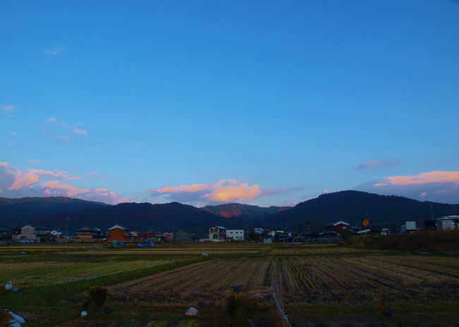 奈良の宿へ帰る途中の　山野辺の道方面<br /><br />　　風景の美しさに<br /><br />　通りの少ない道で　車を止めて<br /><br />　　　写す