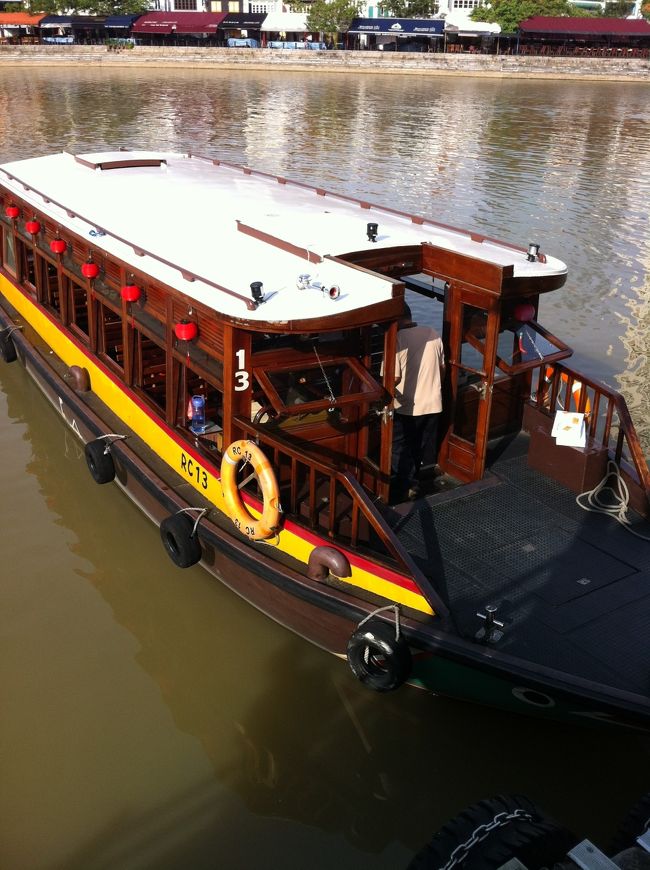 この船に乗って移動〜<br />これ、リバーボートって言うみたいです。