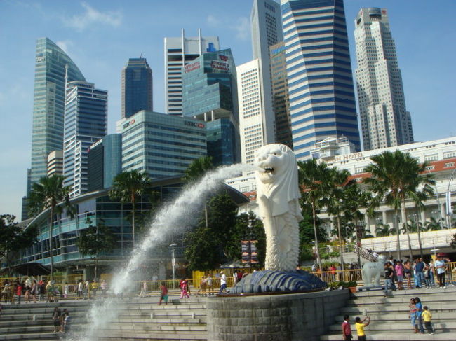 マーライオン！！！！！<br />会いたかったぁ〜<br />このすぐ後ろくらいに、ミニマーライオンがいました♪