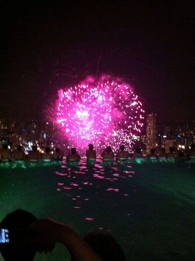 ナイトサファリからマリーナベイサンズ戻って、急いで準備。<br />屋上でカウントダウン！！！<br />金・土・日曜日は２３時までと聞いていたので、２３時までしかプールに入れないと思ってたんだけど。。。<br />カウントダウンの時は１時まで入れるみたい！！！<br />