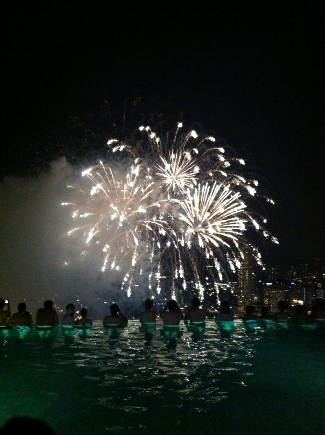 水着に着替えに部屋に戻ろうかと思ったけど<br />屋上でカウントダウンをする為にエレベーターに乗る人で大混雑していたので断念。<br />２３：３０頃にはかなり混雑してました。<br />プールに入ってる人はとっても綺麗な景色が見れたと思います！！<br />せっかくここでカウントダウンするなら、プールに入るべきかな。