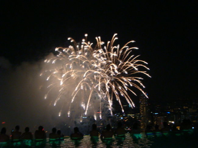 また、ここでカウントダウンしたいな〜<br />日本の花火程ではないけど、結構楽しめました！！<br />いろんな場所で花火が上がってるみたいです。