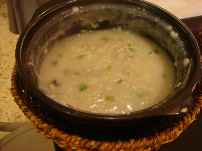 ショッピングセンターにあるフードコーナーには大変お世話になりました。<br />アワビとピータンのお粥。結構美味しかった！！<br />