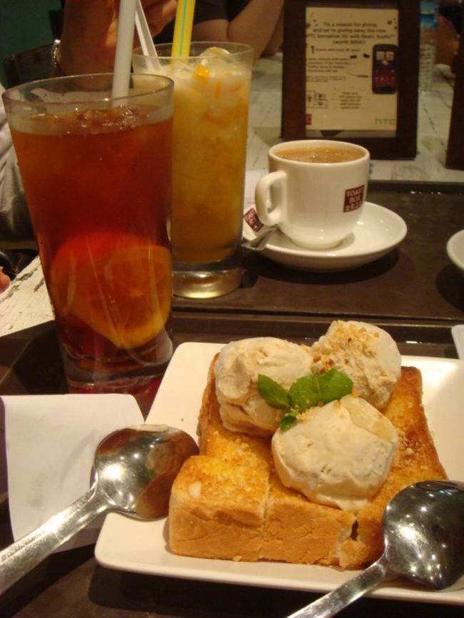 食事を終えてオーチャードへ<br />ホテルから、高島屋までタクシーを使いました。<br />Ｓ＄１０くらいだったかな。結構安かった。<br />ショッピングを満喫して、休憩とご飯<br />