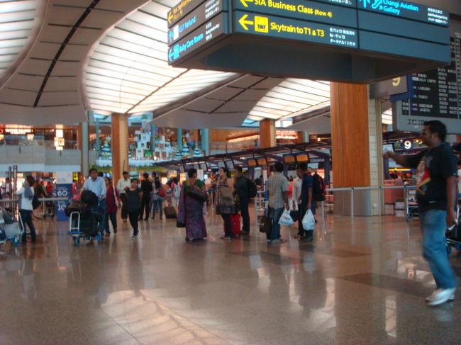 ホテルで荷物を取り、ホテルから出ている空港行きの無料バスに乗って空港へ<br />空港に到着。。<br />本当に帰っちゃうんだなぁーと、悲しくなっちゃいます。