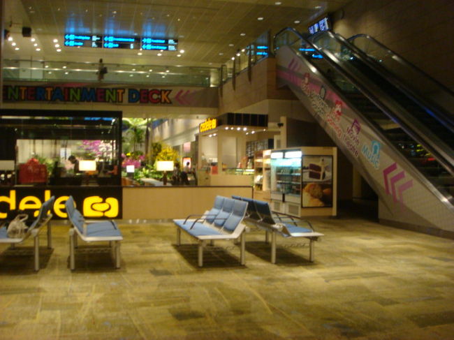 このエスカレーターを上がります