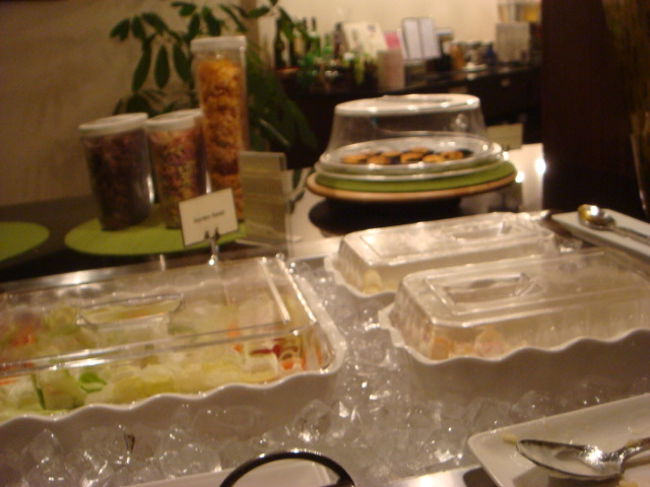 食べ物があったり♪<br />インターネットやシャワーも出来ます。<br />夜出発便だったので、絶対にシャワーしたかったんです！！<br />シャワーは、トイレの奥にありました。<br />タオルは貸してくれます。