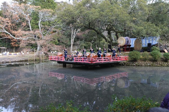 春日大社神苑　万葉植物園<br /><br />◎ 創作和太鼓　鼓宮舞（こくぶ）　奉納演舞<br /><br />日時　平成２４年１月２日・３日<br />　　　午後１時・２時・３時の三回公演<br /><br />