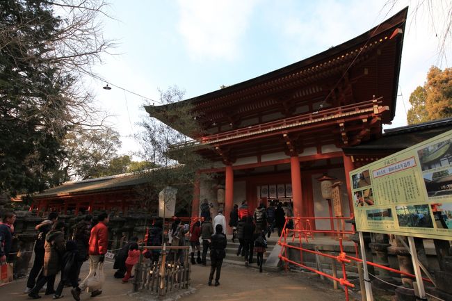 春日大社<br /><br />奈良県奈良市の奈良公園内にある神社である。<br />旧称春日神社。<br />式内社（名神大社）、二十二社の一社で、旧社格は官幣大社。全国にある春日神社の総本社である。<br /><br />奈良・平城京に遷都された７１０年（和銅３年）、藤原不比等が藤原氏の氏神である鹿島神（武甕槌命）を春日の御蓋山に遷して祀り、春日神と称したのに始まる。 <br /><br />