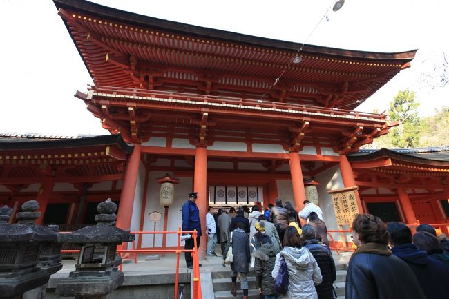 春日大社<br /><br />◎ 南門　重要文化財<br /><br />治承３年（１１７９年）創建。<br /><br />南門は春日大社正面にある楼門です。<br />表参道を歩いて回廊内に入る時に潜る門で、高さが１２ｍあり春日大社最大の門です。<br /><br />春日祭（※）の折に、勅使（天皇陛下のご名代）が藤原氏以外であれば、この門より入ってお祭りを奉仕します。<br />