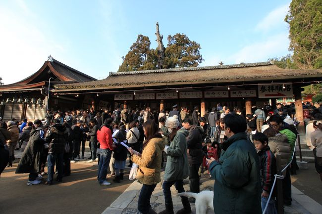 春日大社<br /><br />境内の様子。<br />参拝客がたくさんいるので、境内にはロープが引かれ、通行が大幅に制限されています。<br /><br />しかしこの人数も、元日・２日に比べたら、全然大したことないのではないでしょうか。<br /><br />