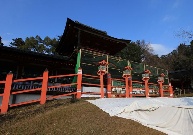 春日大社<br /><br />◎ 中門・御廊　重要文化財<br /><br />中門は御本殿の直前にある楼門で約１０ｍの高さがあります。中門正面の唐破風（からはふう）は明治時代に取り付けられました。 <br /><br />御廊は中門から左右に約１３ｍ、鳥が翼を広げたように延びています。現在御本殿の祭典では、神職の座る場所ですが、昔は興福寺の僧侶が御経をあげる場所でした。 <br /><br />