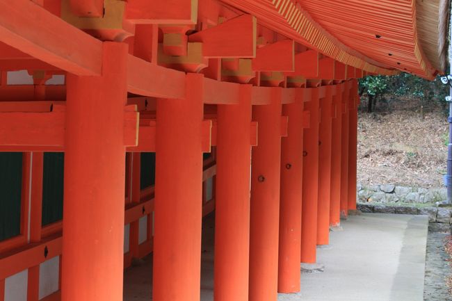 春日大社<br /><br />◎ 南回廊<br /><br />南回廊は南門を中心に東西に２１ｍづつ広がり、両端は北折れして東西の回廊に繋がります。<br /><br />尚、御本殿の四方を囲む回廊のうち、西・北・東回廊は重要文化財に指定されていますが、南回廊だけは指定されていないようです。<br />