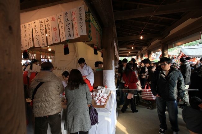 春日大社<br /><br />このロープが引かれた向こう側で売られているのは、お守りでなくておみくじ。<br />いろんな種類のおみくじが売られていたのでしょうか。<br />長い行列ができていました。<br />