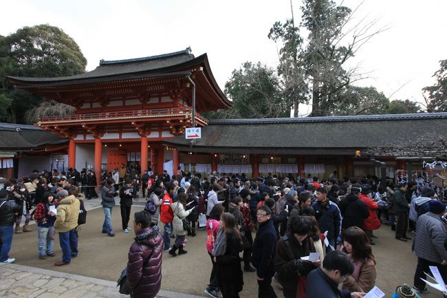 春日大社<br /><br />おみくじを買ったら、この辺りに来て中を見て一喜一憂。<br /><br />