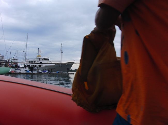 <br />いきなりですが、<br />(カメラなくしたため、最初あたりは飛ばして・・)<br /><br /><br />まずは、オーシャンラフティング用ボートにて<br /><br />①島巡り<br /><br />②シュノ―ケリングリング<br /><br />③離島レンボンガン島のビートリゾートにて<br /><br />食事・プール・ビーチアクティビティをした日のこと・・・ｗ<br /><br /><br />主催：バリハイクルーズ