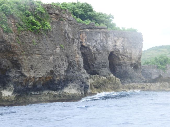 さまざまな島をめぐりますが、<br /><br />少しシケっているため、<br /><br />あまり良い写真がありません。<br /><br /><br /><br />肉眼で見る限り、<br /><br />島に周辺の海は、絵の具を落としたような<br /><br />水色でした。