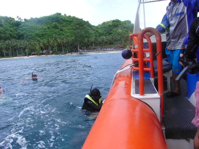 なかなかのシケ具合で、<br /><br />流れの速い中、<br /><br />とりあえずシュノ―ケリング☆<br /><br />水深１０ｍぐらいの場所ですが、<br /><br />下は一面サンゴと熱帯魚！！<br /><br /><br />めちゃめちゃキレイでした☆