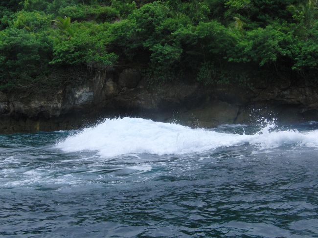<br />少し先は、白波がたつほどの波；<br /><br /><br />流されないように、<br /><br />結構頑張って泳ぎました。