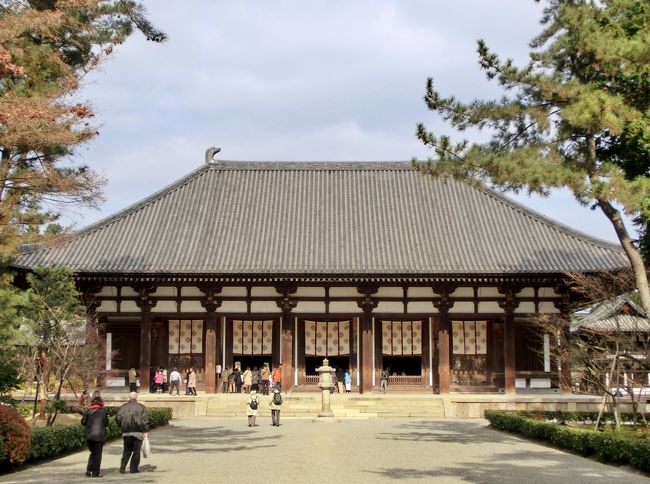 <br /><br /><br /><br />　　天平の甍（てんぴょうのいらか）が輝き<br /><br />　　　　鑑真和上が眠るお寺です<br />