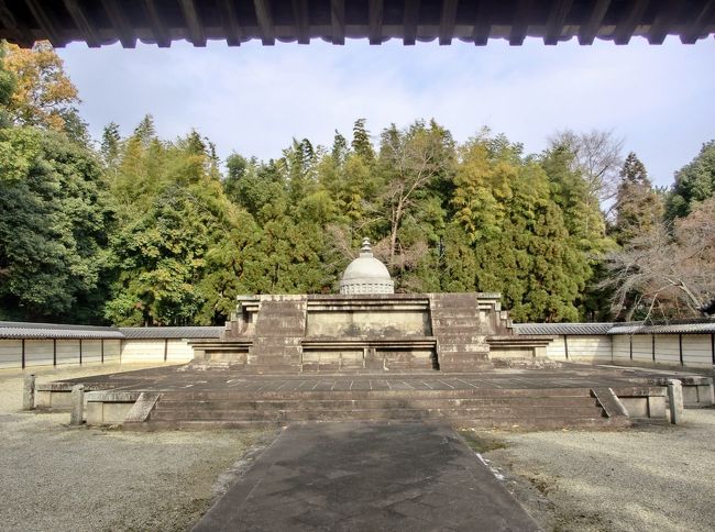 <br /><br />　　　クリちゃんとはなさん<br />　　　<br />　　　以前、瓦を寄付したんだって…<br /><br /><br />　　その時、好きな漢字１文字入れるんだって…<br /><br /><br /><br />　　　　　へー　(^_^)　そうなんやぁ〜