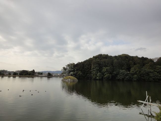 「あ、でっかい池！！！」思わず叫ぶと・・・<br /><br />「あれは古墳だよ〜！」と、皆からつっこまれました(^_^;)<br />そうだった！このあたりは古墳が・・・と聞いたばかりだったのに(>_<)